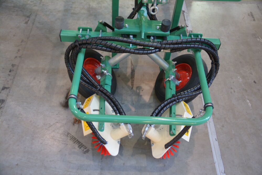 Urządzenie napędzane hydraulikom ciągnika, do mechanicznego usuwania rozłogów.