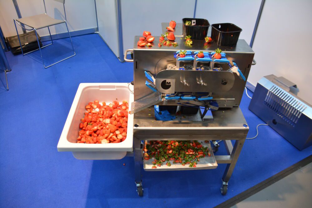 Urządzenie które odcina szypułkę od owocu i kroi go na dwie części.