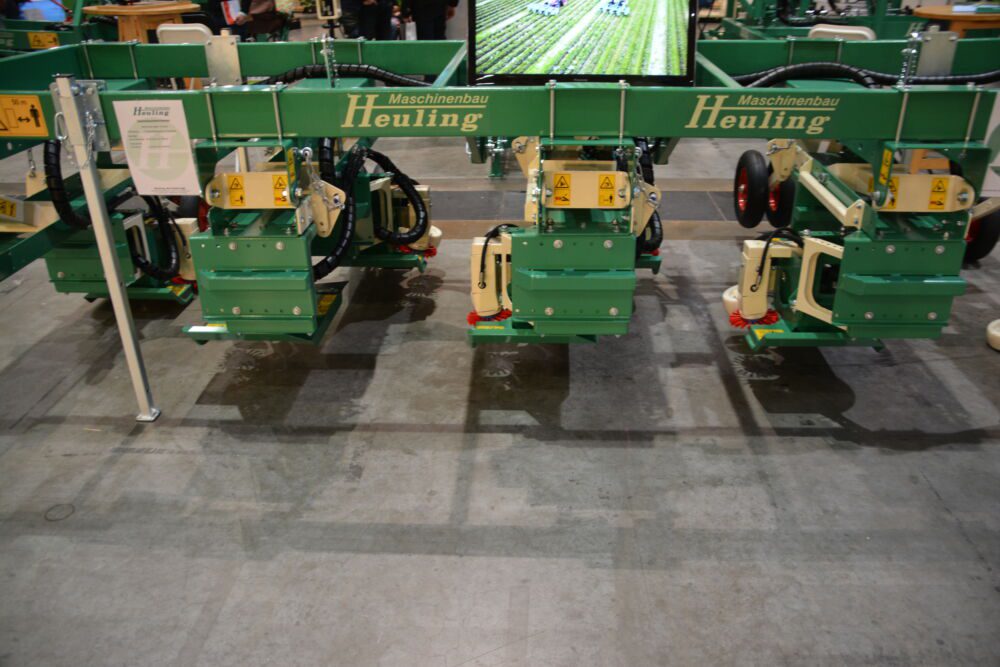 Wielosekcyjne urządzenie do koszenia liści truskawek po zbiorach owoców, w uprawie na podwyższonych zagonach.