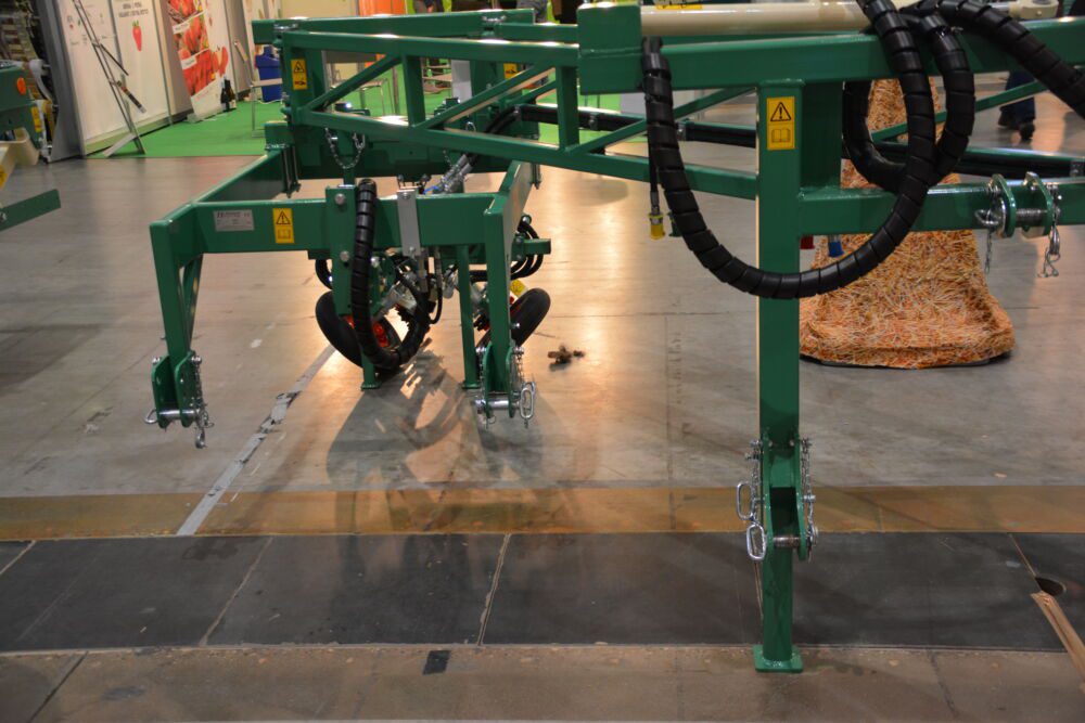 Dedykowane do pracy w tunelu foliowym, urządzenie służące do pielęgnacji roślin.