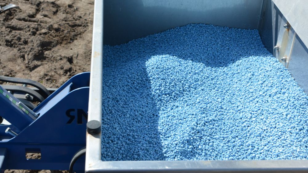 Wysokiej jakości niebieskie granule Fertimax Complex NPK 12-11-18 nie pylą podczas aplikacji