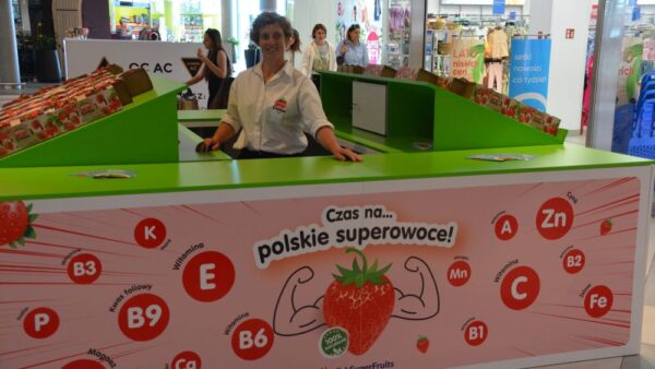 Truskawki od Rolnika w krakowskim centrum handlowym